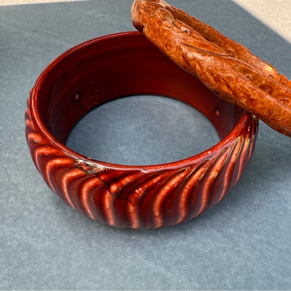 Vintage 1970s Carved Bangles Set in Red and Brown - Picture 2 of 12